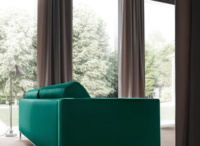 Grön tygsoffa för två personer