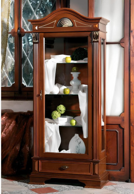 Klassisk vitrinskåp för vardagsrummet