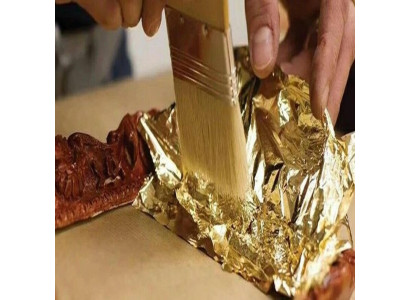 Klassisk vitrinskåp för vardagsrummet