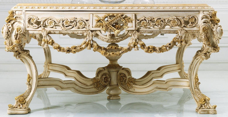 Matsalbord i massivt trä i gammal stil