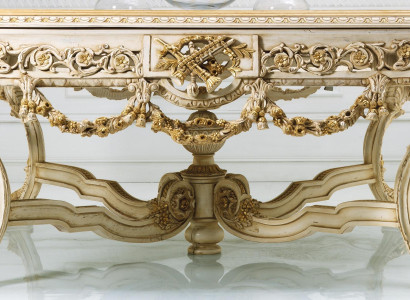 Matsalbord i massivt trä i gammal stil