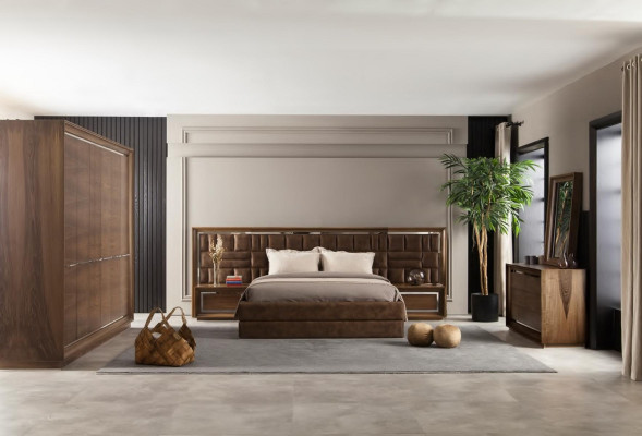 Ideell sovrumsinredning med garderob, nattduksbord och säng i 5 delar.