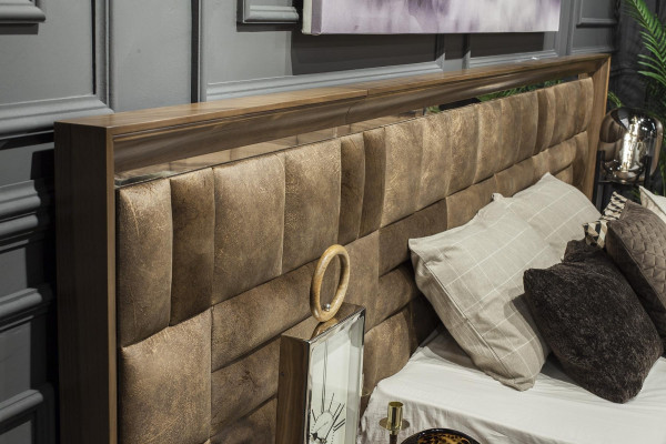 Ideell sovrumsinredning med garderob, nattduksbord och säng i 5 delar.