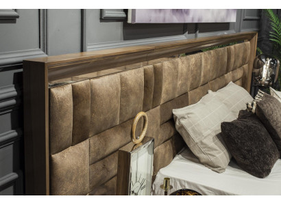 Ideell sovrumsinredning med garderob, nattduksbord och säng i 5 delar.