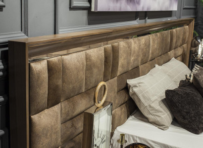 Ideell sovrumsinredning med garderob, nattduksbord och säng i 5 delar.