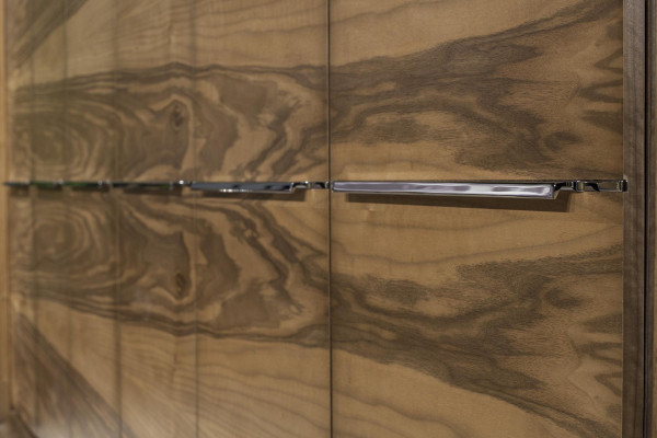 Lyxigt skåp, 277 cm, 6 dörrar och stort förvaringsutrymme