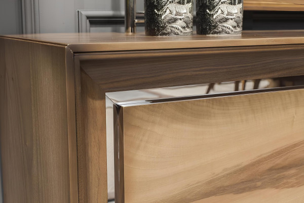 Set med 9 delar, inklusive bord, stolar, byrå och spegel