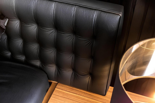 Sängmöbelset Perfect med svart säng och nattduksbord, 8 delar.