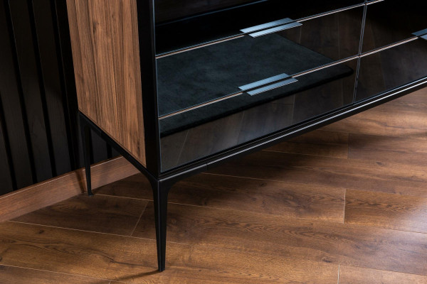 Praktisk svart byrå med 139 cm förvaringsutrymme