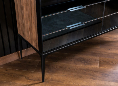 Praktisk svart byrå med 139 cm förvaringsutrymme