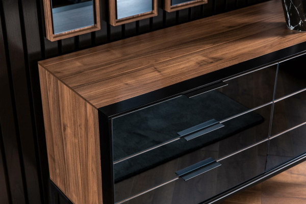 Praktisk svart byrå med 139 cm förvaringsutrymme