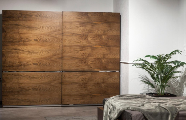 Idealiskt sovrumsmöbelset bestående av en garderob, nattduksbord och en säng i 4 delar