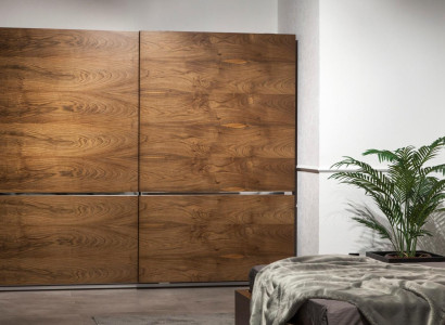 Idealiskt sovrumsmöbelset bestående av en garderob, nattduksbord och en säng i 4 delar