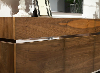 Praktisk metallskåp med spegel för förvaring