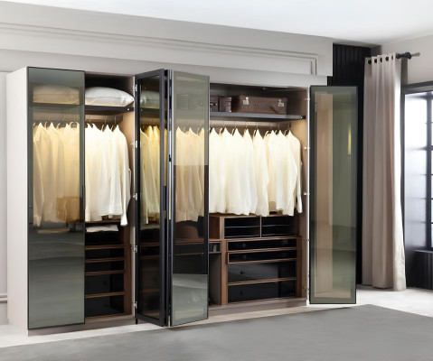 Skåp med förvaringsutrymme och glasdörrar