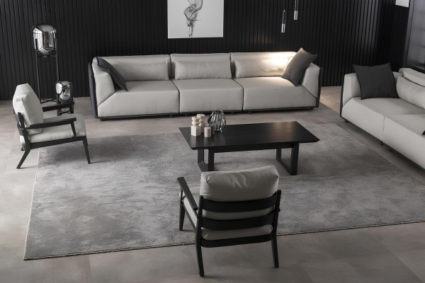 Fyra vita stolar för det lyxiga vardagsrummet