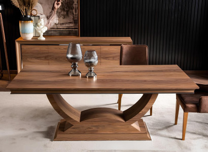 Brun trä matbord med 4 stolar