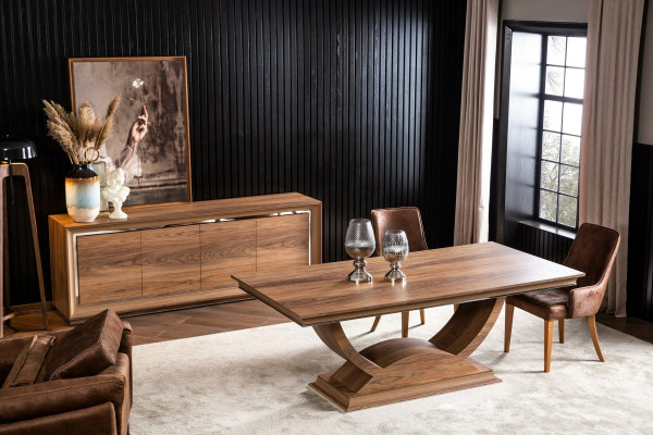 Brun trä matbord med 4 stolar