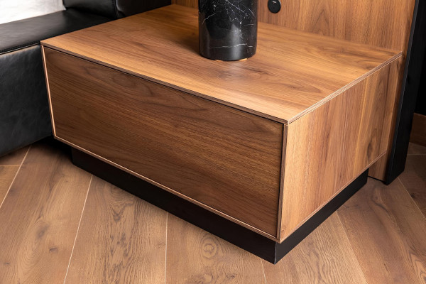 Lyxigt sovrumsmöbelset med nattduksbord, garderob, bord och säng i 6 delar