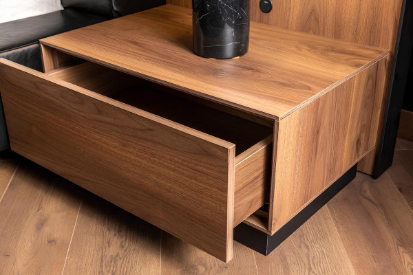 Lyxigt sovrumsmöbelset med nattduksbord, garderob, bord och säng i 6 delar