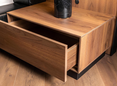 Lyxigt sovrumsmöbelset med nattduksbord, garderob, bord och säng i 6 delar