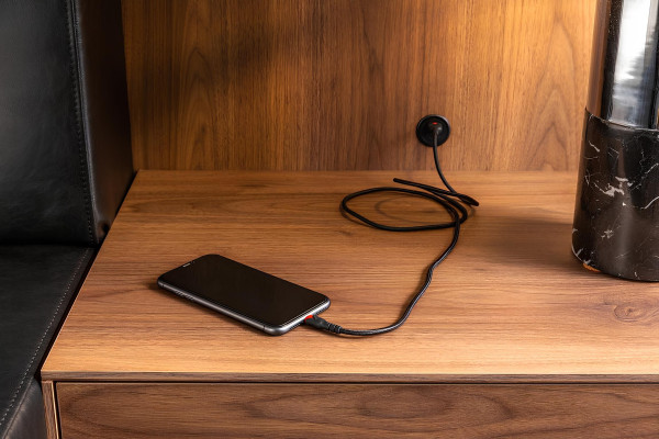 Lyxigt sovrumsmöbelset med nattduksbord, garderob, bord och säng i 6 delar