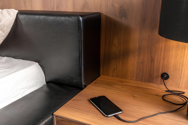 Lyxig säng med rörliga sängbord