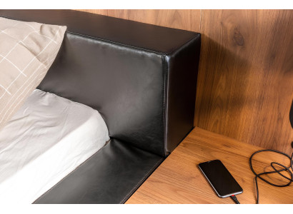 Lyxig säng med rörliga sängbord