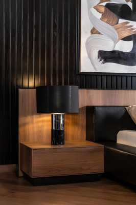 Lyxig säng med rörliga sängbord