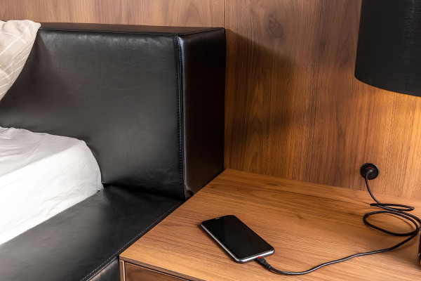 Mörk sovrumsmöbelset, inklusive säng, garderob och 2 nattduksbord, 4 delar.