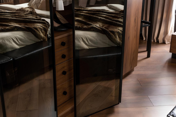 Brun glas skåp med glasdörrar