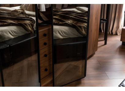 Brun glas skåp med glasdörrar