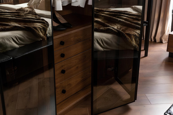 Brun glas skåp med glasdörrar