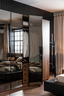 Brun glas skåp med glasdörrar