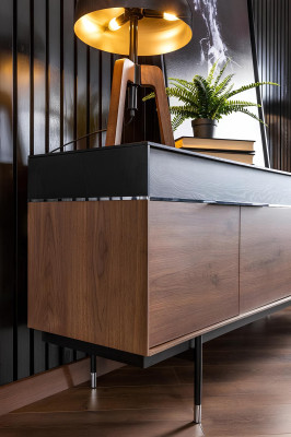 Set med svarta stolar