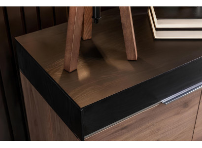 Set med svarta stolar