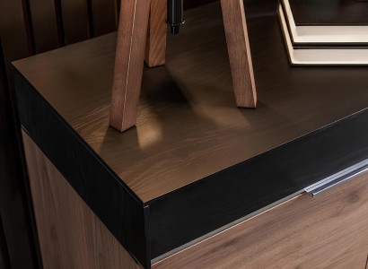 Set med svarta stolar