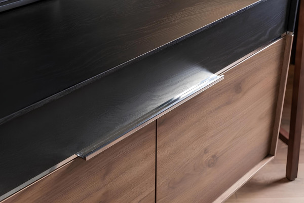 Set med svarta stolar