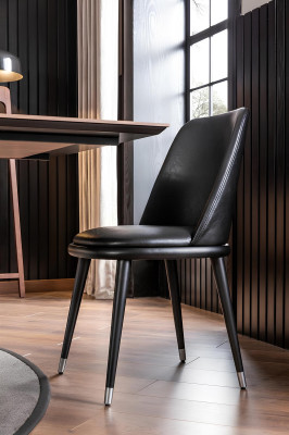 Matgrupp med bord och 4 stolar