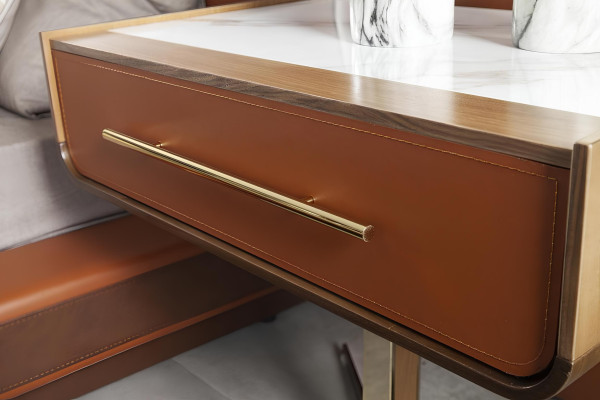 Lyxig lerkästsäng med huvudgavel, sängbord och 4 nattduksbord