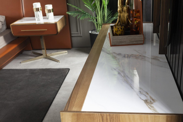 Lyxig lerkästsäng med huvudgavel, sängbord och 4 nattduksbord