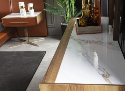 Lyxig designskåp med gyllene ben