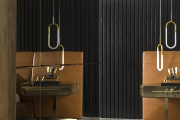 Lyxigt sovrumsmöbelset med säng, nattduksbord och skåp 6 delar.