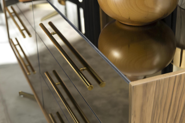 Sovrumsmöbelset bestående av säng, nattduksbord och garderob, 5 delar.