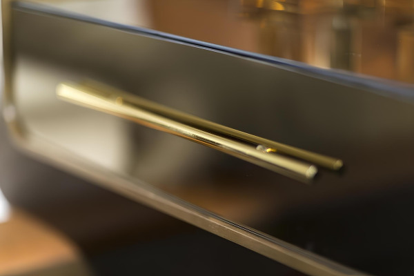 Säng med design och två nattygsbord i glas