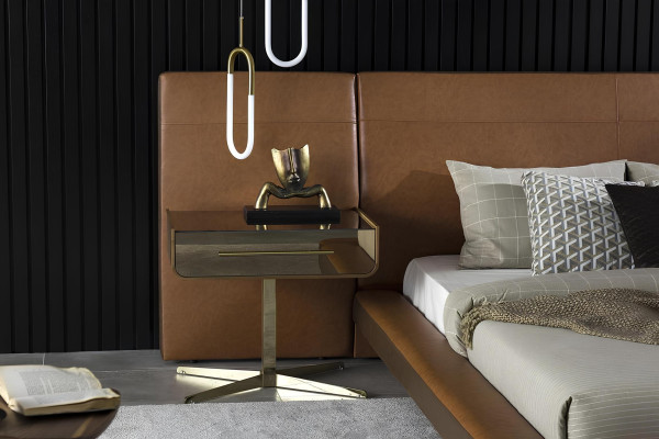 Säng med design och två nattygsbord i glas