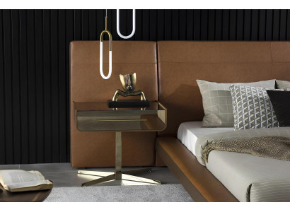 Säng med design och två nattygsbord i glas