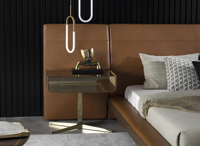 Säng med design och två nattygsbord i glas