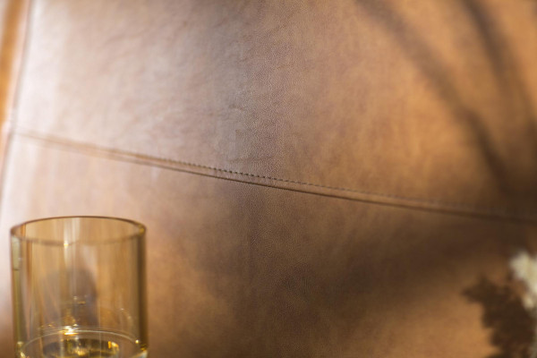 Aspekt modern och lyxig av syntetiskt läder, bekväm säng