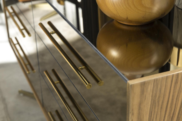 Modern kommod med spegel